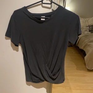 Omlott - T-short som går i omlott, från Lindex strl 158/164 dvs XXS/XS. Oanvänd