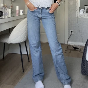 Mid waist straight jeans - Jeans från zara i modellen ”mid waist straight”, fint skick och långa på mig som är 1,69 m lång🙈🤍