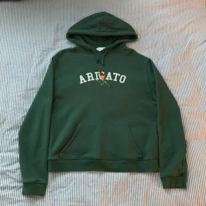 Axel Arigato - Axel Arigato hoodie i storleken S. Det är oversized S och passar nog bättre i storleken M