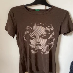 Graphic tee - En brun t-shirt med Marilyn Monroe tryck på💕