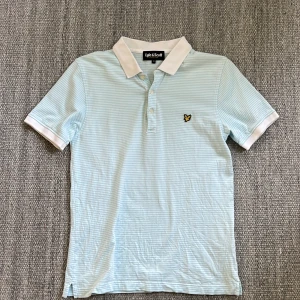 Lyle scott piké  - Tja  Säljer en stilren Lylen scott piké som är i jätte bra skick, 9/10. Det är stl M me sitter som S. Bra pris på denna vill bara bli av med den MVH Simon 