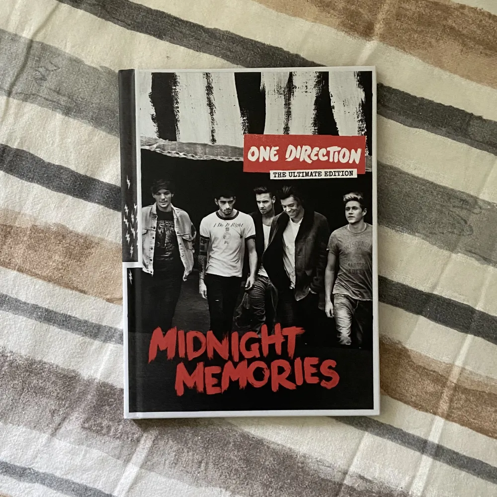 One Direction - Midnight Memories (The Ultimate Edition + ganska rare!) 🤗Boken och CD:en är sprillans nya, inga skador nånstans och har bara spelat den 1 gång! Skriv gärna om du har frågor! <3. Övrigt.
