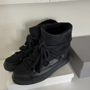 Svarta inuiiki  - Svarta inuiiki i stl 40, superfint skick, 1400+frakt först till kvarn