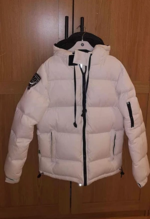 D.brand Eskimå jacka - Vit D.brand jacka. Storlek S. Nypris: 1999kr. Mitt pris: 600kr. Prislapp finns sparat (inte kvitto). Små märken/fläckar på jackan som inte är jätte synliga. 