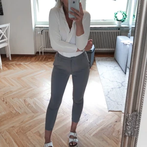 Kostymbyxor  - Classy gråa kostymbyxor som sitter tight. Har endast testat dem och är i storlek XS. Det går att ha skärp med dom🩶