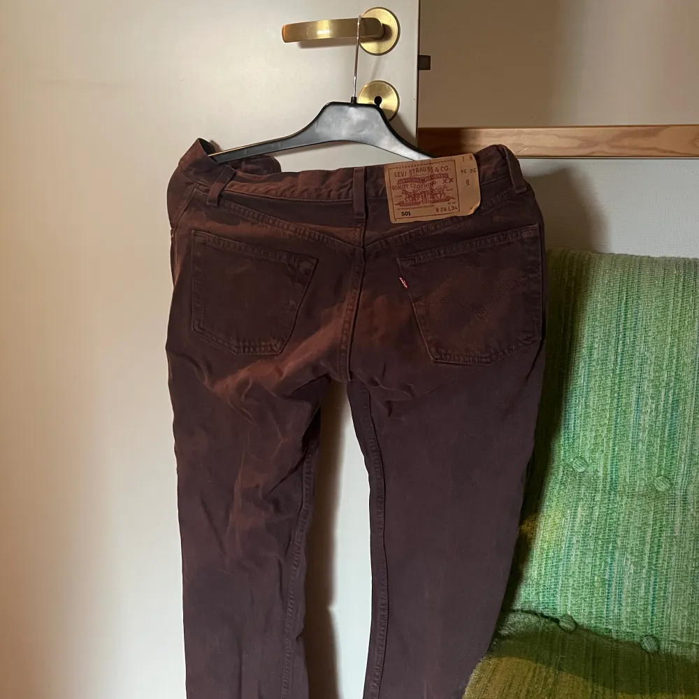 Jättefina bruna Levis jeans som tyvärr är för små för mig, pris kan diskuteras 💓storlek 28 i midjan och 32 i längden . Jeans & Byxor.