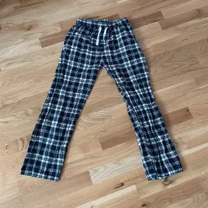 Mysiga pyjamasbyxor! Det är ifrån Lindex.🫶  Storlek 146-152, 10-12 år❤️ 
