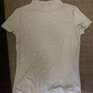 Tröja - Väldigt söt tröja med pärlor på!!  Tryck gärna på köp nu 💕