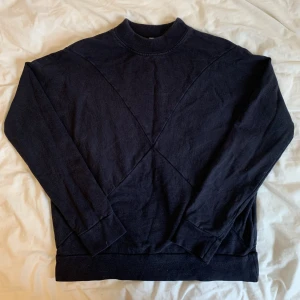 Marinblå sweatshirt! - Tjocktröja med så cool design! 👌 Märket är TOBA och kryssdesignen finns på både fram och baksida. Står att den är storlek xs men modellen är oversized så passar även mig som är S/M 💙✨
