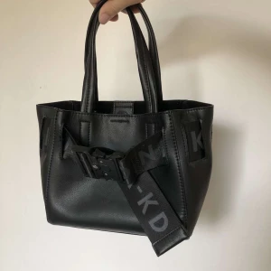 Svart classy väska  - En svart väska från nakd snygg till allt och i den mindre storleken!! Fint skick då den inte är så använd och rymmer mycket🙌🙌 pris går att diskutera 