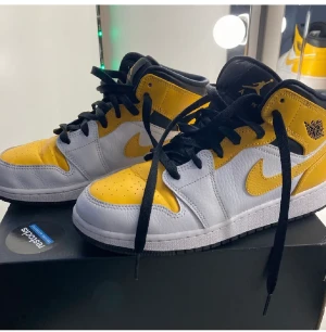 Air jordan mid 1 - Skorna är köpta från restocks. De är inte använda alls mycket och är i väldigt fint skick. Storlek 38. Skriv i dm för fler bilder och pris går att diskuteras