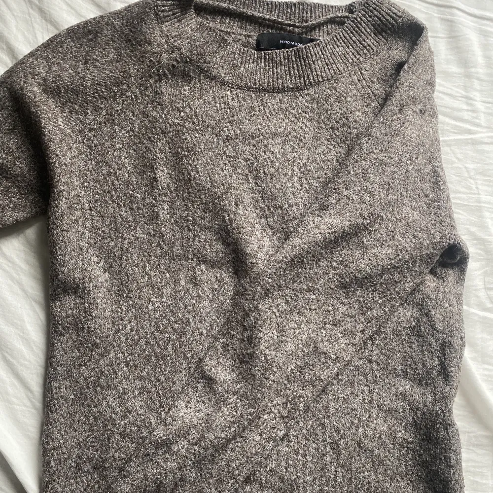 Säljer min helt nya stickade tröja från vero moda, jätte bra skick! Däremot tvättad en gång så inte lika mjuk som en ny! Kan mötas upp i Jönköping eller frakta, köparen står för frakten💕. Stickat.