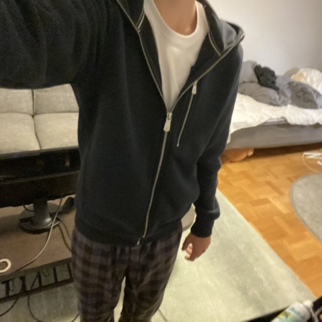 Snygg mörkblå sail racing zip i hög och bra kvalitet och skick i storlek xs, killen på bilden är 170 och den passar perfekt.