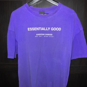 Zara - Oversized tshirt med snyggt lilafärg.