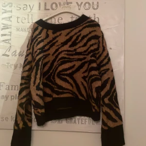 Stickad tröja  - Från hm i fint skick 