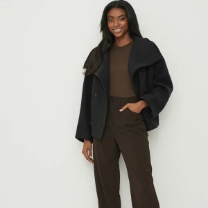 Kort kappa - Säljer denna korta kappa ifrån NA-KD i storlek 34, helt slutsåld just nu Helt oanvänd med alla prislappar kvar 🤍nypris 1000kr