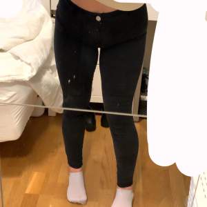 Enligt SHEIN är detta jeans men jag tar det mer som tights, sköna att ha i vardagen. Tyvärr så är dom inte i så bra skick då dom har varit lite för stora o jag har dragit på dom en helt del, men dom kan komma till användning.passar som M. Tvättas innan.