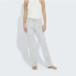 Ljusgråa jeans från bikbok i modellen low straight. Nypris 699kr. Storlek 27/32. Finns inte kvar att köpa på hemsidan längre.