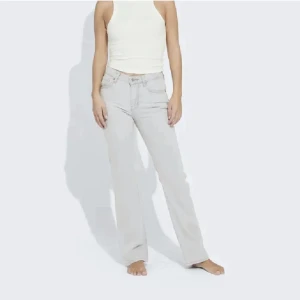 Jeans - Ljusgråa jeans från bikbok i modellen low straight. Nypris 699kr. Storlek 27/32. Finns inte kvar att köpa på hemsidan längre.