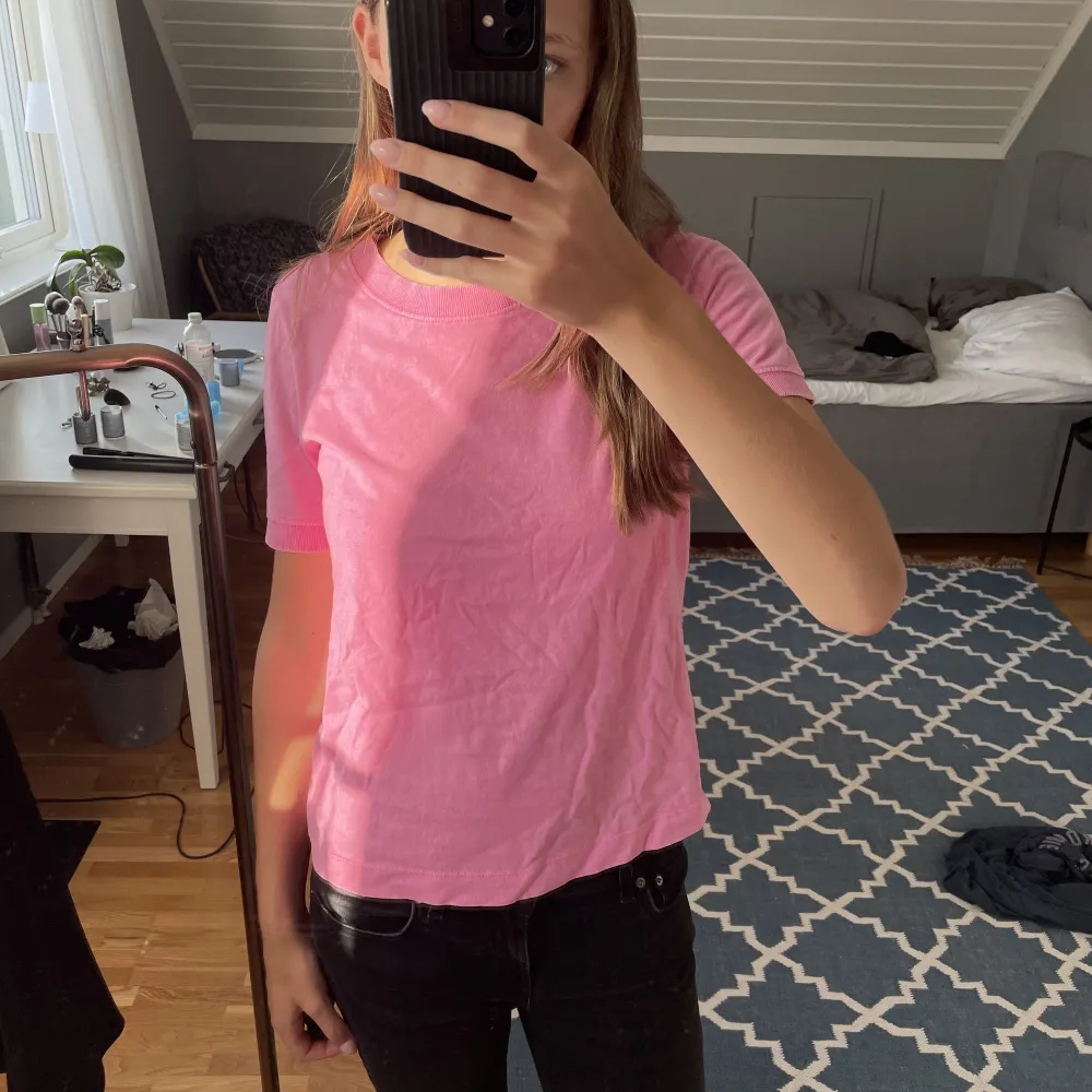 Säljer denna super fina bubbelgums rosa t-shirt från Zara, den är endast använd 1 gång och är i nyskick. . T-shirts.