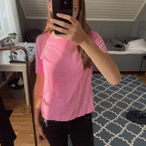 T-shirt från Zara - Säljer denna super fina bubbelgums rosa t-shirt från Zara, den är endast använd 1 gång och är i nyskick. 