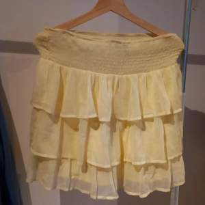 Ett supper fin och supper gullig gul kjol från Vero Moda som är oanvänd. Köptes för 300 kr nypris 80