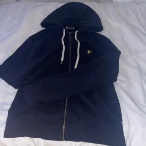 Mörkblå Lyle&Scott kofta - Använd 1 gång. Säljer då den är för stor för min smak. Du står själv för frakten💞