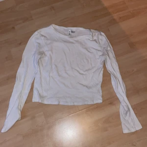 Vit långärmad ribbad - Vit Långärmad ribbad tröja som är kortare.