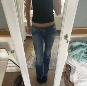 Diesel jeans  - Intressekoll! Jätte snygga low waisted jeans köpa på Plick. Säljer pågrund av att de va för långa för mig, där av är bilderna lånade från förra ägaren💕jag köpte dem för 450 + frakt och vill helst ha något liknande bud tillbaka. 