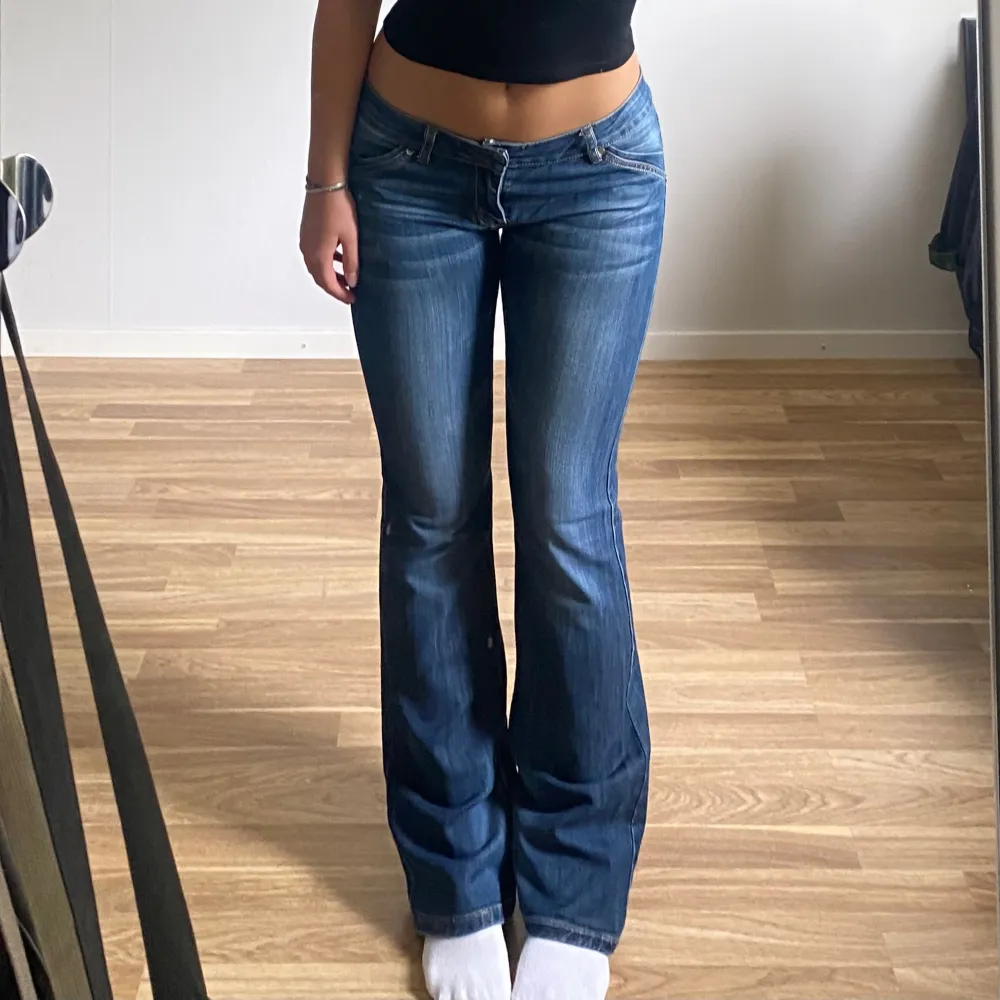 Superfina lågmidjade bootcut jeans! Storlek 30 enligt taggen. Midja: ca 85cm runt om. Innerben: 83cm. Jag är ca 169cm och brukar ha storlek 38/M för referens. Skriv vid fler funderingar! Frakt tillkommer. Använd gärna köp nu🙌. Jeans & Byxor.