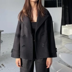 Kappa  - Säljer denna fina kappa från desig by si. Den har några få defekter (men inget som man tänker på) Men skriv om ni vill se exakta bilder 