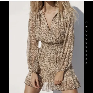 Klänning - Jätte snygg klänning från zara. Ändast använd 1 gång. Säljer pga att den inte kommer till andvändning. Ny pris 399. Skriv för fler bilder🫶