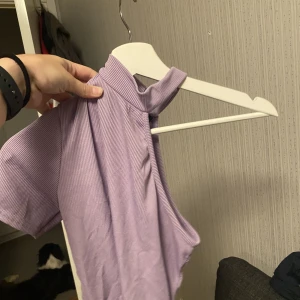 En ärmad tröja - Lila en ärmad tröja i super fint ribbat material, bra skick