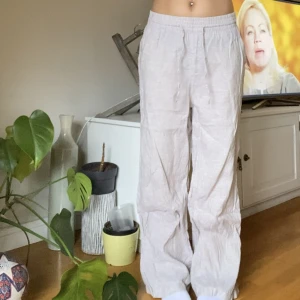 Linnebyxor - LINNEBYXOR!! Jag köpte dessa linnebyxor för ett år sedan. Dom är i storlek 36/S 🩵 Jag är 170 och drar ner dom så att dom blir lågmidjade. Man kan ha dom högmidjade om man vill :) Sitter bra på mig som är 170!