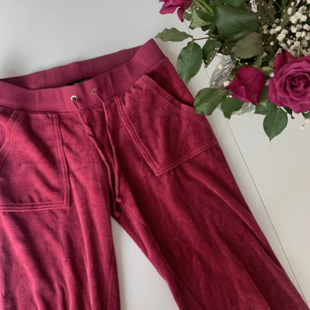 Juicy couture byxor i storlek XS. Färg:  Pomegranate. Finns typ inte att köpa någonstans längre. Säljer då de blivit försmå. Köparen står för frakt 🍒. Jeans & Byxor.