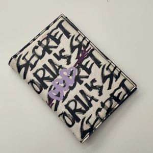 Victoria’s Secret plånbok - Jätte snygg plånbok 💓🫶 inte använd mycket, fick den för ett år sedan. Köpt på Victoria’s Secret i Malmö. Skulle vilja använda ner men har kort i mobilen.🪩 Skriv i dm om fler bilder😍