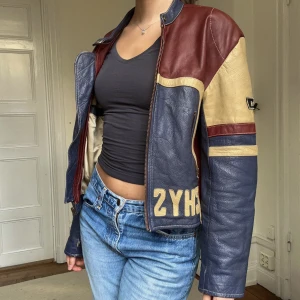 Bikerjacket - Bikerjacket med snygga färger. Passar mig som är 180