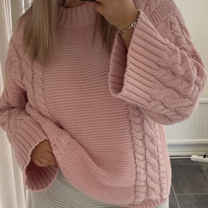 Gina tricot stickad tröja  - Säljer denna fina stickade tröjan från Gina Tricot. Den är i storlek L och är köpt för 500kr. Den är i väldigt fint skick då jag använt den enbart några gånger. Skriv för fler bilder eller frågor🫶🏼🩷