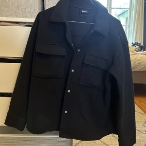 Jacka / kort kappa - Jacka från Ginatricot Sparsamt använd