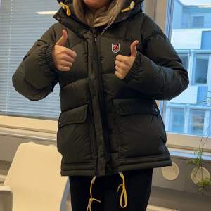 Säljer min superfina fjällräven jacka som tyvärr inte kommer till användning, använd en vinter, köpt för 6 999 på naturkompaniet🥰