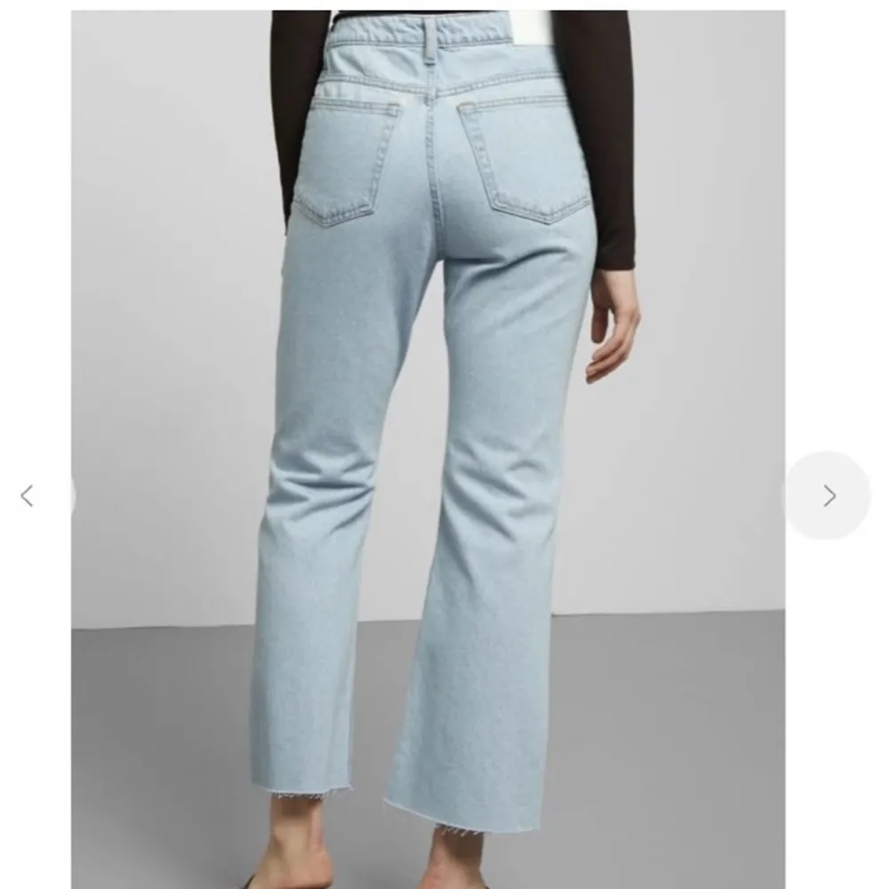 Ljusa jeans från weekday i modellen ”Mile cropped sling blue” storlek 25. Jeans & Byxor.