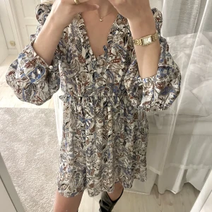 Klänning  - Jättefin klänning som tyvärr inte kommer till användning 🌸 Tryck på ”köp nu” om du vill köpa ⚡️