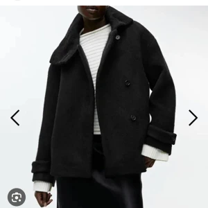 Arket jacka - Säljer nu min superfina kappa från arket köpt i vintras💞I jättebra skick🙌🏼I storlek 36 men skulle säga att den även passar 38 då den är stor i storleken❤️