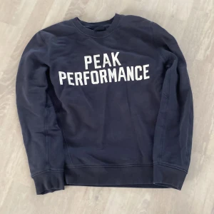 Peak performance hoodie utan luva - Jag säljer min peak för jag inte vill ha den längre. Den har inga hål i tröjan och den är i nytt skick 