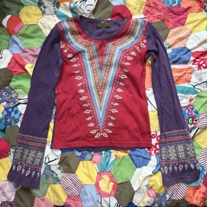 Hippie tröja  - Fin najs bomulls långärmad tröja med snygg hippie stil, utsvängda armar oxå!