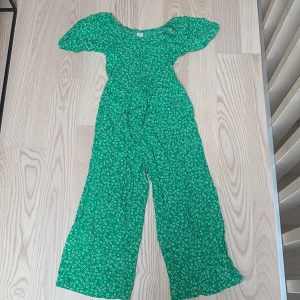 Grön blommig dress - Dress som kan användas för fin men även vardags!9-10 år