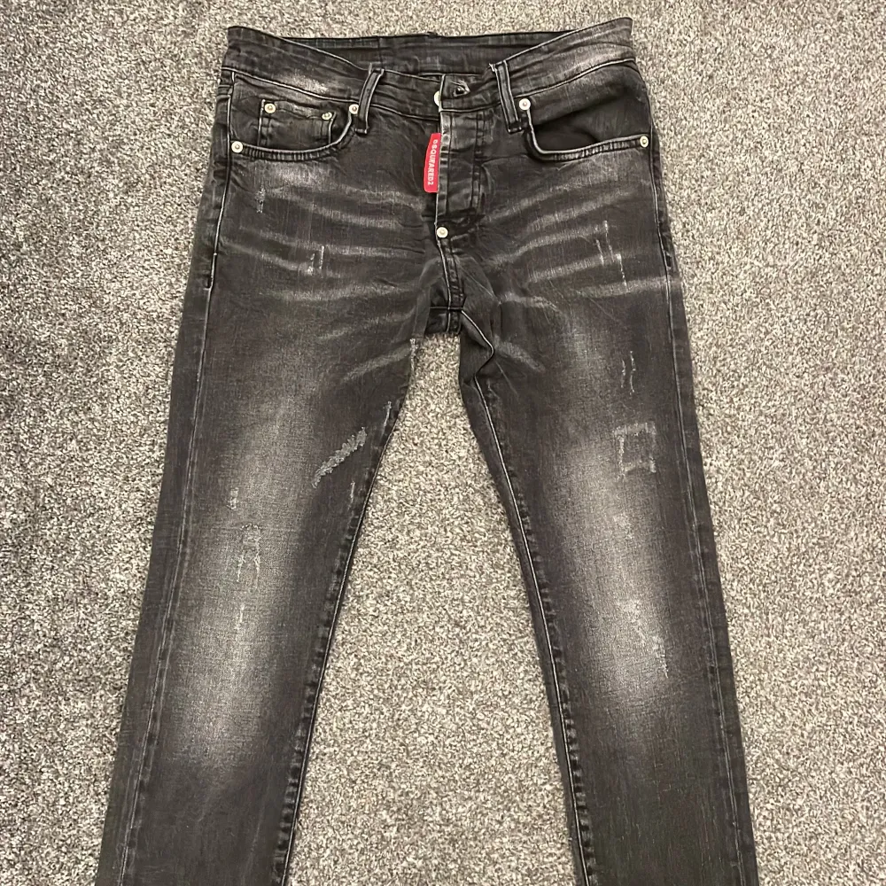 Jag säljer dessa dsquared byxorna som jag köpte på Plick eftersom den är för små. Dem är i bra skick. Jag köpte dem för 999 här på Plick och säljer dem för 250 kr. Priset kan diskuteras.. Farkut & Housut.