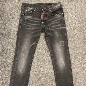 Dsquared2 - Jag säljer dessa dsquared byxorna som jag köpte på Plick eftersom den är för små. Dem är i bra skick. Jag köpte dem för 999 här på Plick och säljer dem för 250 kr. Priset kan diskuteras.