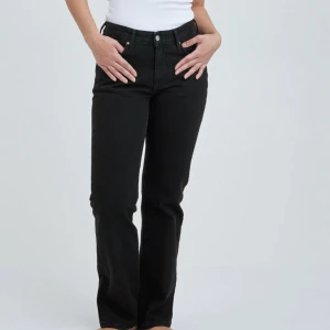 SVARTA JEANS - säljer dessa skit snygga jeans från bikbok, köpta av en annan säljare här på plick (nyskick ändå) - säljer då dom inte passade mig. skriv för mer bilder eller minsta lilla fråga! orginal pris 699kr