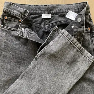 Stl 29 Gråa jeans från Grunt med slits nedtill.  Innerbenslängd 83 cm